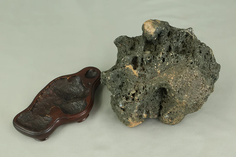 Suiseki 血洗川石 Chiaraigawa Stone 3.6kg from Okayama with Wooden Stand VB109 - Image 32