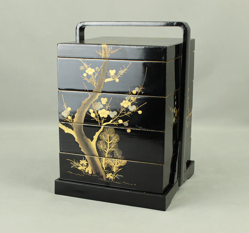 Zeno 前櫻 Portable Four-Tiered Box Jubako Makie Gold Lacquered 'Nightingale Bush Warbler and Pine Bamboo Plum' with Original Box (Tomobako) VA681