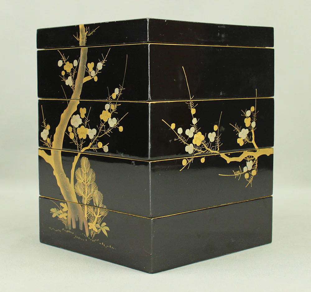 Zeno 前櫻 Portable Four-Tiered Box Jubako Makie Gold Lacquered 'Nightingale Bush Warbler and Pine Bamboo Plum' with Original Box (Tomobako) VA681 - Image 10