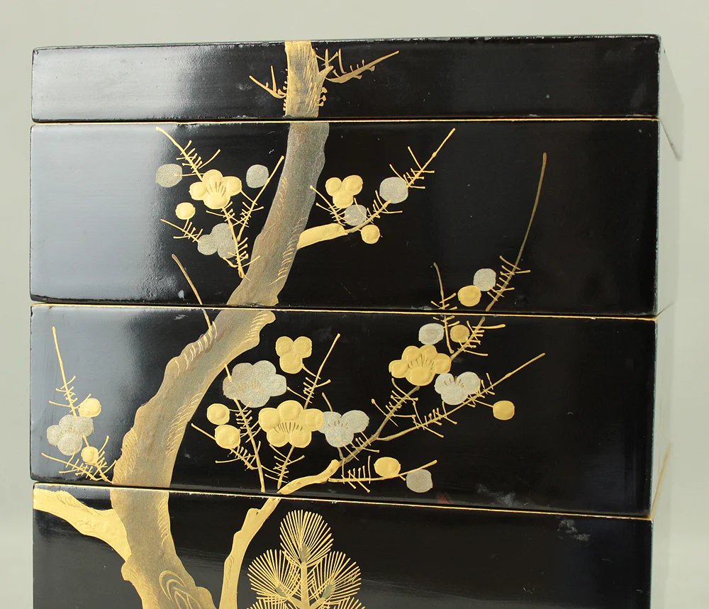Zeno 前櫻 Portable Four-Tiered Box Jubako Makie Gold Lacquered 'Nightingale Bush Warbler and Pine Bamboo Plum' with Original Box (Tomobako) VA681 - Image 11