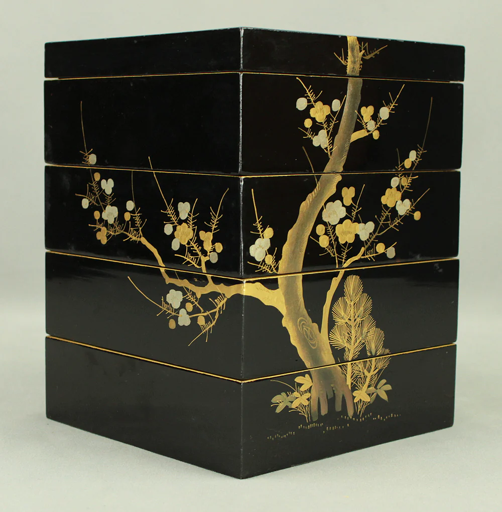 Zeno 前櫻 Portable Four-Tiered Box Jubako Makie Gold Lacquered 'Nightingale Bush Warbler and Pine Bamboo Plum' with Original Box (Tomobako) VA681 - Image 4