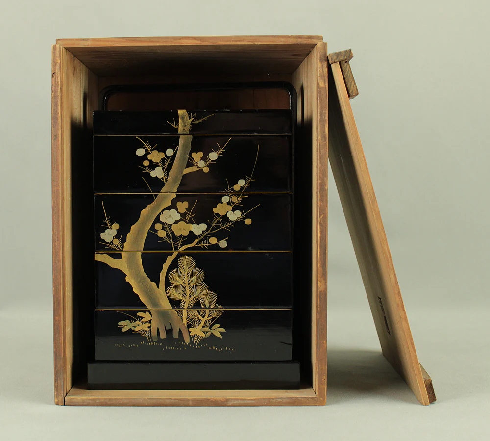 Zeno 前櫻 Portable Four-Tiered Box Jubako Makie Gold Lacquered 'Nightingale Bush Warbler and Pine Bamboo Plum' with Original Box (Tomobako) VA681 - Image 48