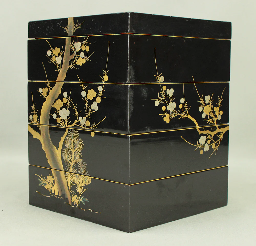 Zeno 前櫻 Portable Four-Tiered Box Jubako Makie Gold Lacquered 'Nightingale Bush Warbler and Pine Bamboo Plum' with Original Box (Tomobako) VA681 - Image 6