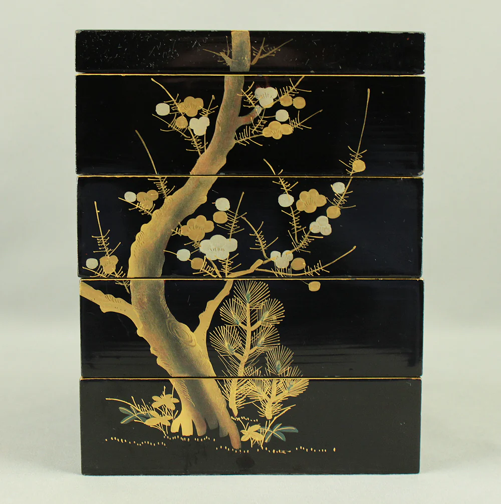 Zeno 前櫻 Portable Four-Tiered Box Jubako Makie Gold Lacquered 'Nightingale Bush Warbler and Pine Bamboo Plum' with Original Box (Tomobako) VA681 - Image 7