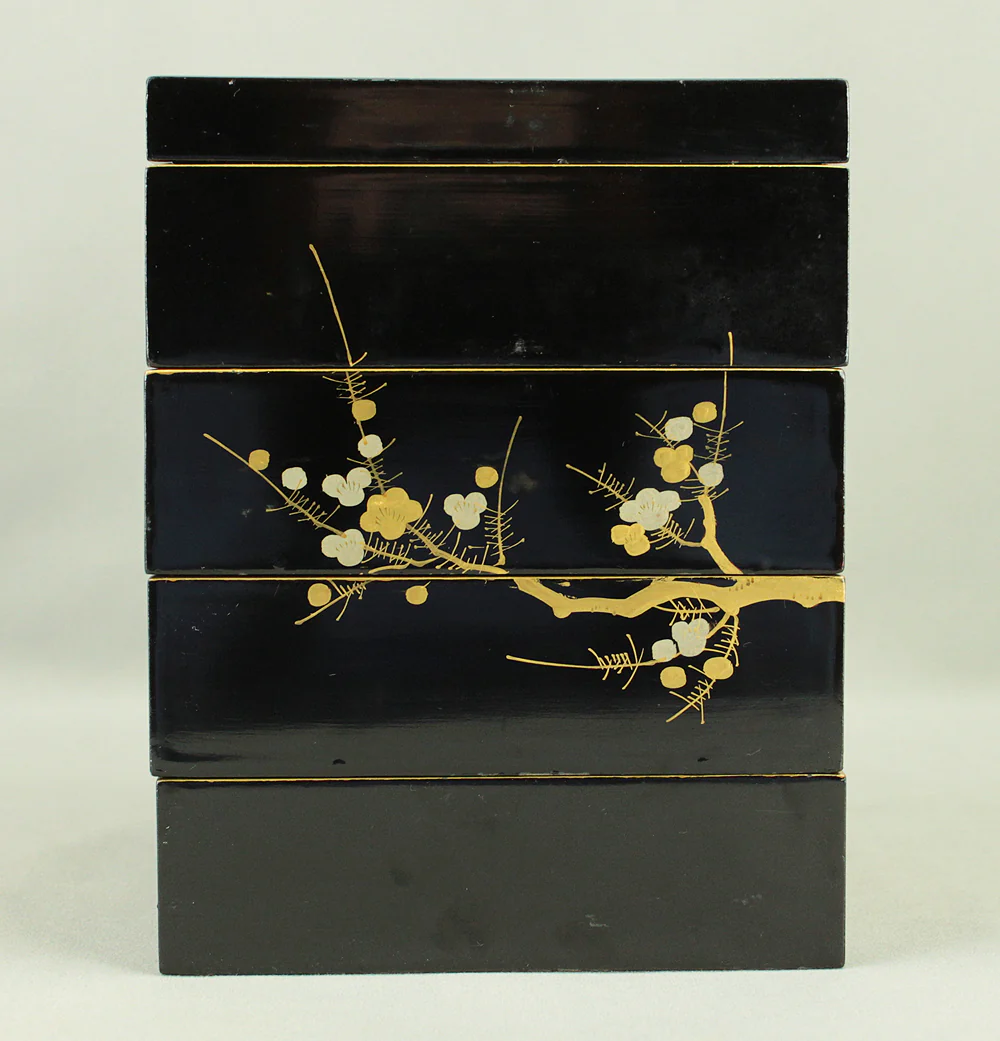 Zeno 前櫻 Portable Four-Tiered Box Jubako Makie Gold Lacquered 'Nightingale Bush Warbler and Pine Bamboo Plum' with Original Box (Tomobako) VA681 - Image 9